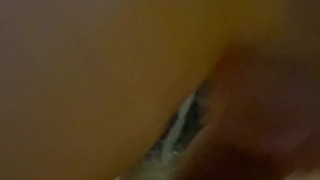 Ma poupée me chevauche sur mon lit