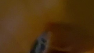 Ma poupée me chevauche sur mon lit