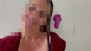 Belle brune aux gros cul baisée sauvagement chez elle par le livreur - réel amateur