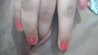 Jugando sola con mi coño apretado