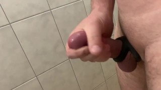 Этому парню очень сильно нравится мастурбировать 👉🏻👌🏻💦. А тебе нравится смотреть?