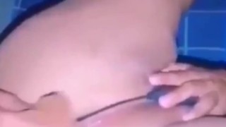 Abriendome rico el culo con mi juguetito
