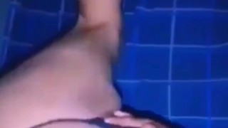 Abriendome rico el culo con mi juguetito