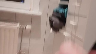Man komt klaar op toilet