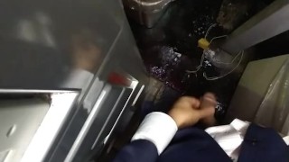 外でおしっこ！撮影してると思ったら勃起してきました（笑）
