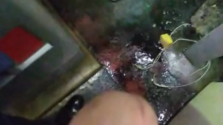 外でおしっこ！撮影してると思ったら勃起してきました（笑）