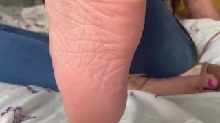 GORGEOUS BRUNETTE TAKES OFF HER HEELS & TEASES YOU WITH HER TINY FEET