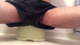ゆるゆるボクサーパンツでおもらし！いつもよりたっぷりとおしっこを吸収していくデカパン・・・