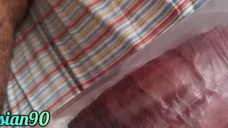 大きなペニス日本人のは彼の太った雄鶏をポンプでくみます
