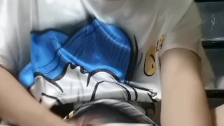 かわいい男の子はマッサージオイルに夢中になり、射精します