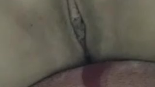 Pequeña mujer hermosa se masturba en su cuarto hasta que gime de placer