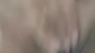 Pequeña mujer hermosa se masturba en su cuarto hasta que gime de placer