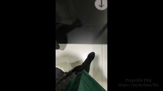 MILF aux gros cul mouille comme une salope en public en se godant dans une cabine d'essayage
