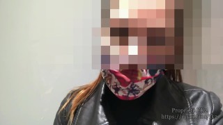 MILF aux gros cul mouille comme une salope en public en se godant dans une cabine d'essayage