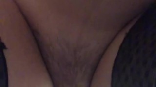 Petite brunette utilise son gros gode 