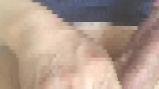 日本人の男はAVを観ながら射精した