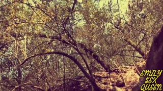 Emily Sex Queen se masturba en el bosque y tiene un squirt al aire libre - Public masturbation