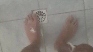 Punheta com espuma no chuveiro!