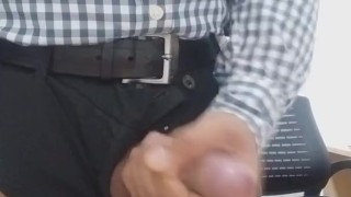 En la Oficina viniendose rico