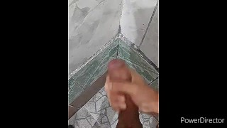 Una pajita en el baño. Quien quiere leche?