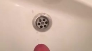 Красивый натурал впервые кончил на своего друга