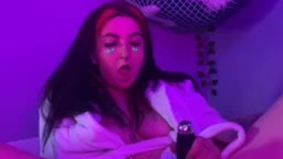 Solo e girl loves on her pussy