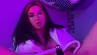 Solo e girl loves on her pussy