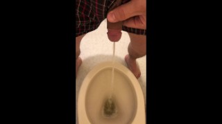 【4K】ひさしぶりのおしっこ動画！途中でおしっこの方向がバグり、慌てて亀頭を確認するUP主