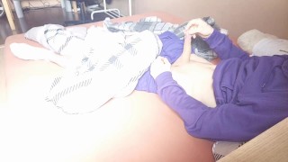 18 - letý chlapec se hraje sám se sebou