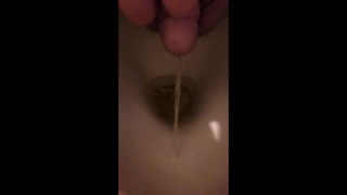 正面アングルからのおしっこ動画