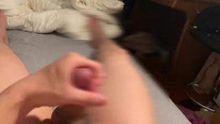 大学生は家族が寝た後にこっそりオナニーをする