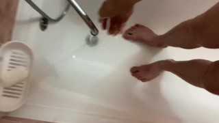 I’m pissing and taking a shower after sex with my bf
