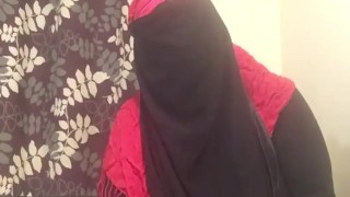 Lonely Hijabi niqabi shaking big ass. Leave comment if you want to see more?