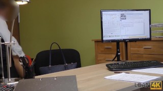 LOAN4K Empleado aventurero atrae a un bombón para que lo monte en la mesa