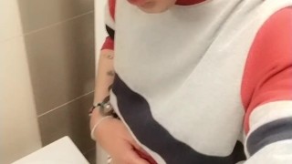 Lazy to go to the toilet , so I piss to the sink