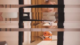 Mexicana muestra sus enormes tetas en un hotel