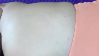 Сортивная девушка в спортзале даёт трахнуть её сзади!