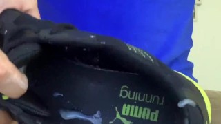 hot guy wanking and cumming on the shoes