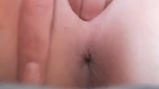 Acostada en mi cama me meto dos dedos hasta el fondo
