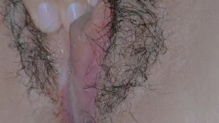 Latina masturbándose hasta quedar mojadita
