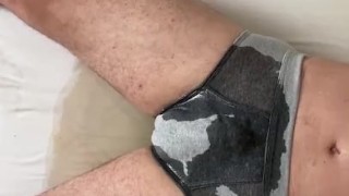 Pipi Explosion in die Unterhose im Liegen