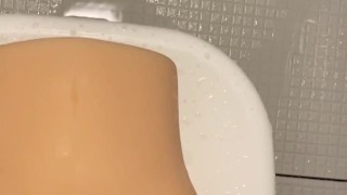 風呂でオナホールを突いて中だし