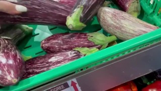 Milf salope prépare à manger chez elle et ne peut s'empêcher de se faire jouir HARD