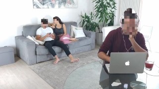 Fidanzata italiana scopa un suo amico mentre il ragazzo è distratto