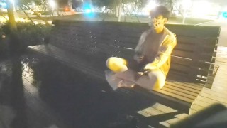 混雑した公園で自慰行為をしている白いストッキングのかわいい男の子