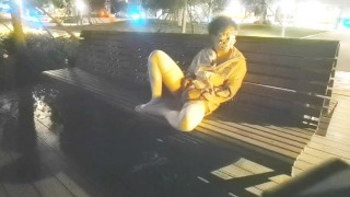 混雑した公園で自慰行為をしている白いストッキングのかわいい男の子