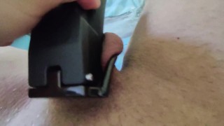Je traine dans mon lit en compagnie de ma cage de chasteté cellmate