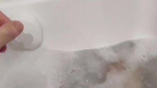Je joue avec mes pieds sale devant l'ordinateur