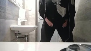 Always mom playing in toitet BBW