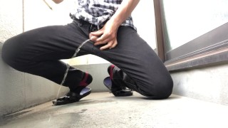 自宅ベランダ　中年が昼のベランダでおしっこ！外をみたら通行人と目が合いそう・・・